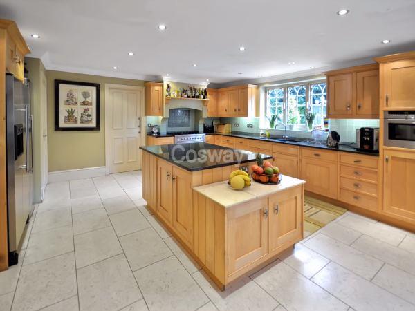 7 bed property in Wise Lane, Mill Hill